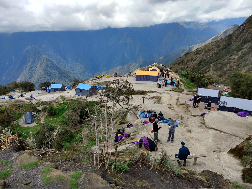 Installation de camping sur une crête de montagne avec vues panoramiques.