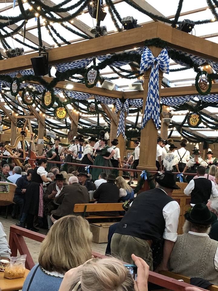 Performance de danse lors d'un festival avec des costumes traditionnels bavarois.