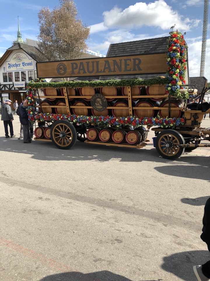 Char de festival orné de tonneaux et de fleurs.
