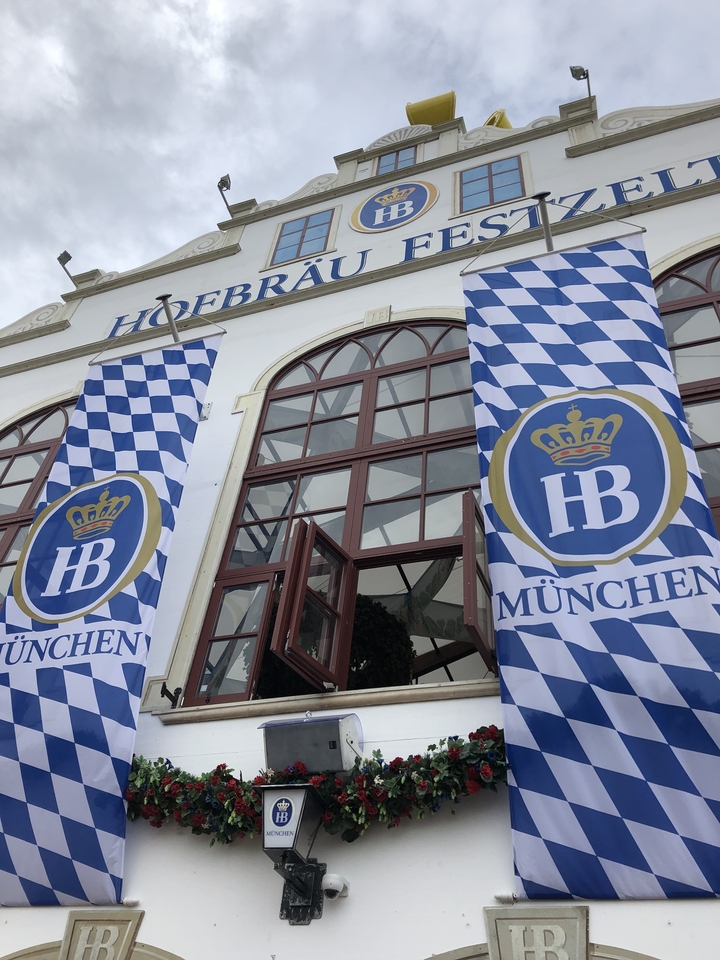 Drapeaux avec le logo HB Munich à une entrée.