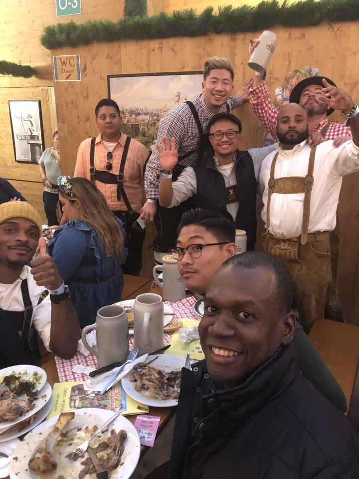 Groupe de personnes en tenues de festival à l'intérieur d'une tente.