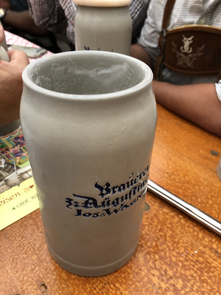 Une chope de bière sur une table en bois.