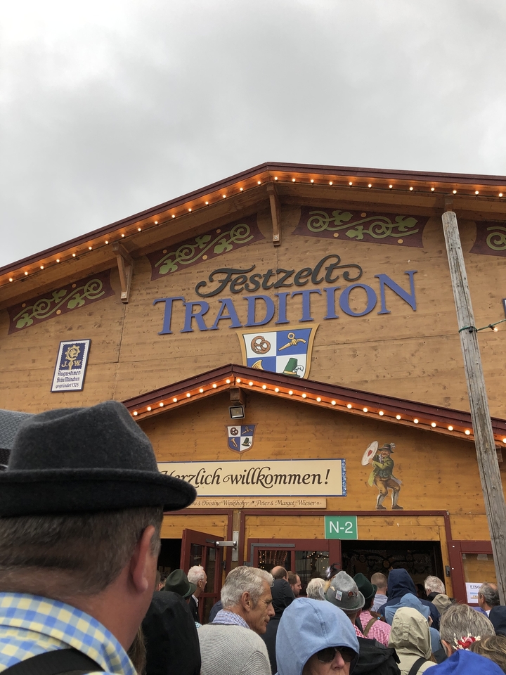 Bâtiment lors d'un festival avec une signalétique "Festzelt Tradition".