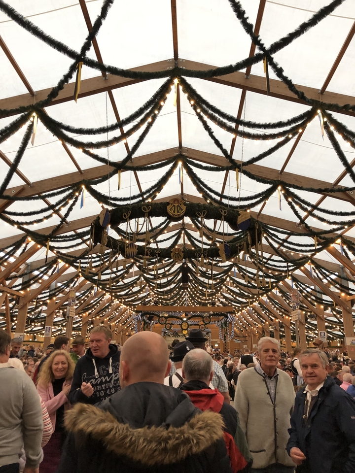 Plafond orné d'une tente de festival.