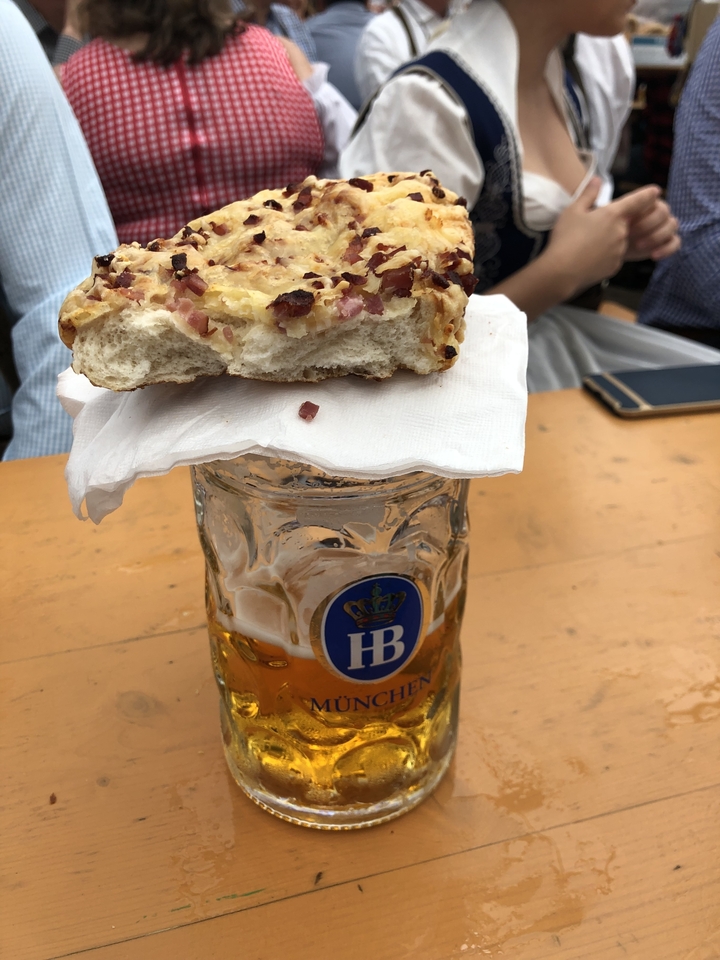 Chope de bière en verre avec du pain posé dessus.