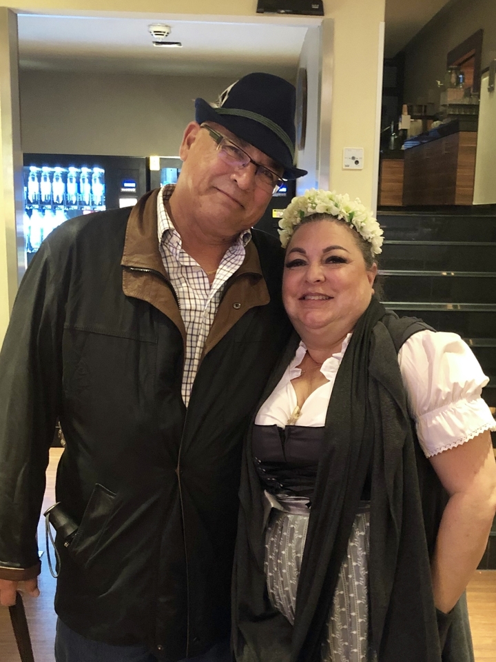 Deux personnes posant pour une photo dans un lieu intérieur.