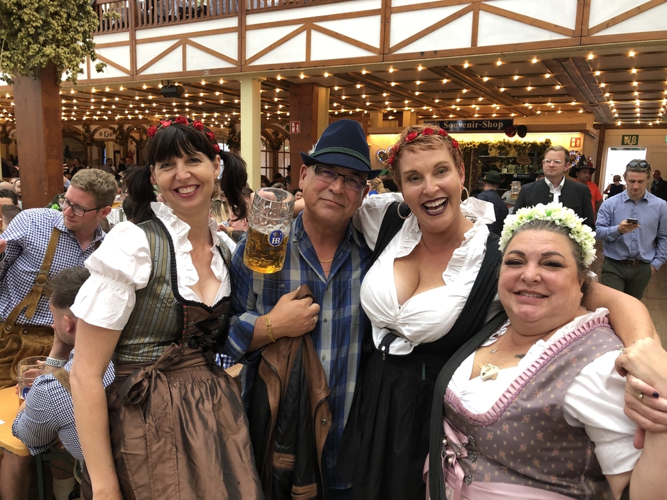 Groupe de femmes et un homme posant dans une brasserie.
