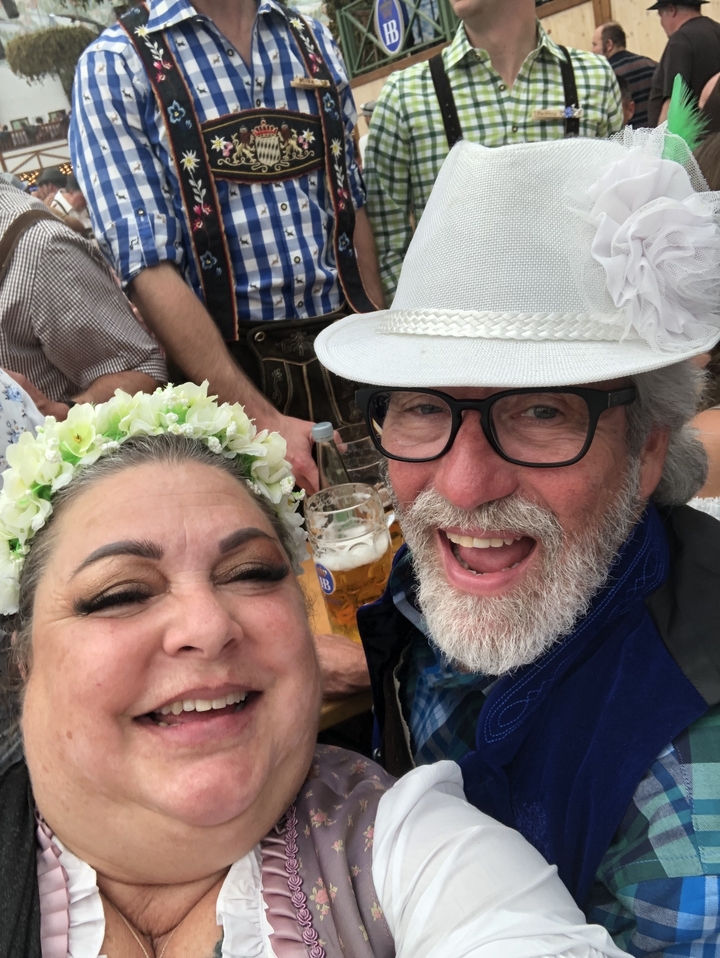 Couple heureux profitant d'un festival avec des boissons.