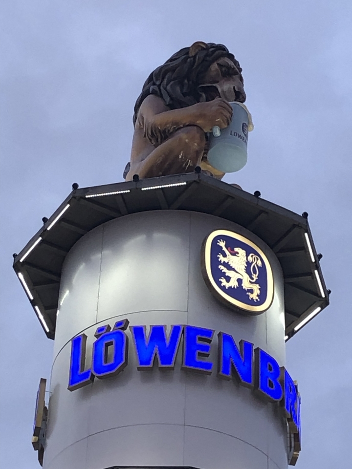 Tour octogonale avec décoration de bière au sommet.