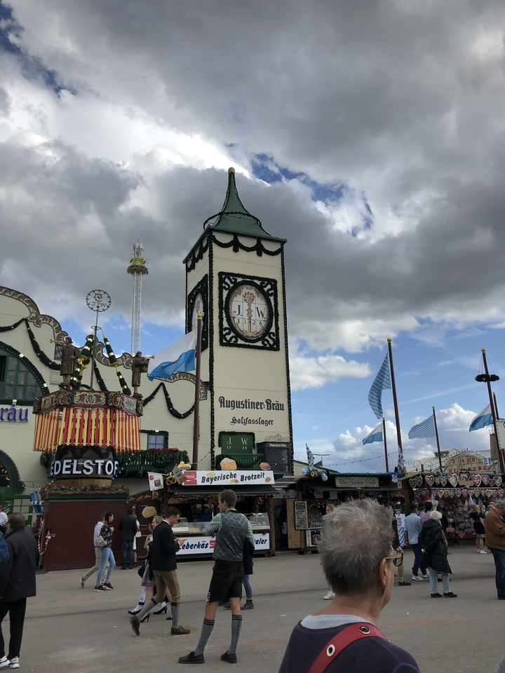 Bâtiment de festival Augustiner-Bräu sous un ciel nuageux.