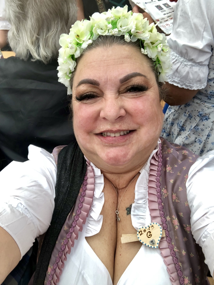 Gros plan d'une femme souriante en tenue traditionnelle.