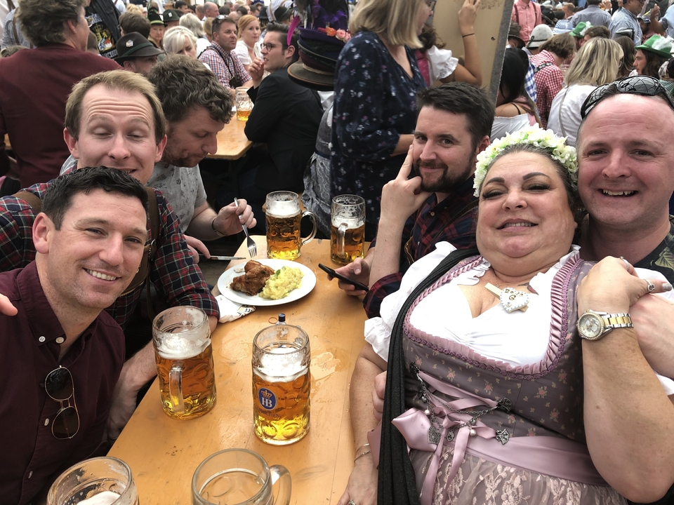 Des gens qui savourent de la nourriture et des boissons à une table.