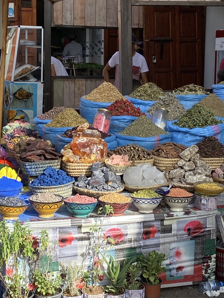 "Étal de marché présentant diverses épices et herbes aromatiques."