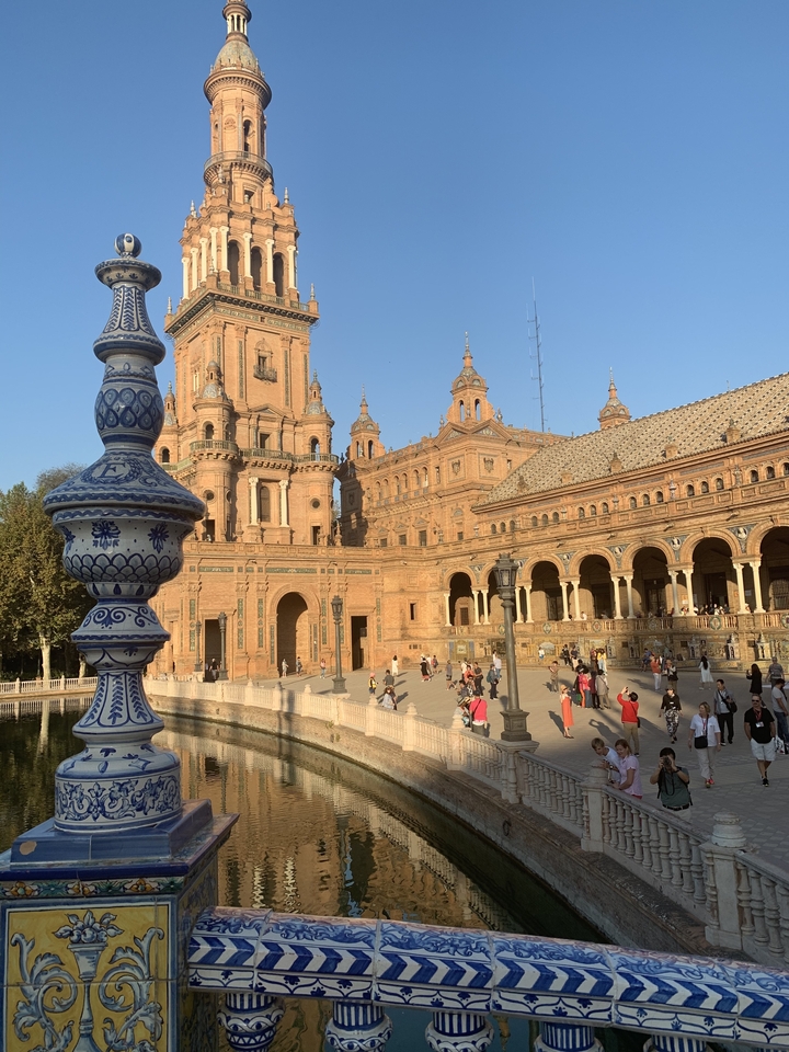 Place d'Espagne avec des touristes qui se promènent et prennent des photos.