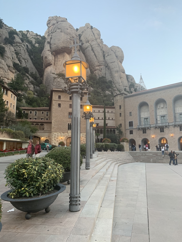 Place avec bâtiments historiques et éclairage du soir.