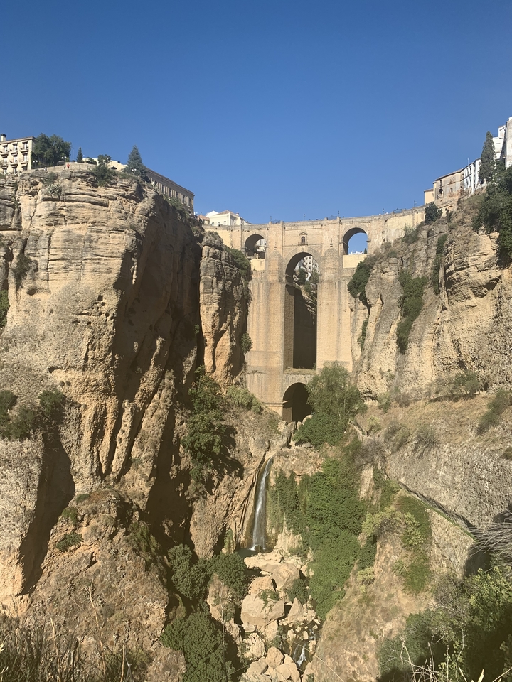 Pont Puente Nuevo à Ronda enjambant une gorge profonde.