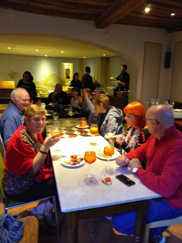 Groupe de personnes dînant à l'intérieur avec des boissons.