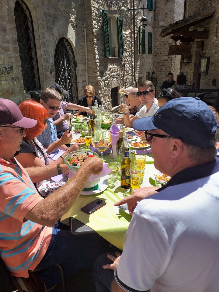 Groupe de personnes profitant d'un repas en plein air.