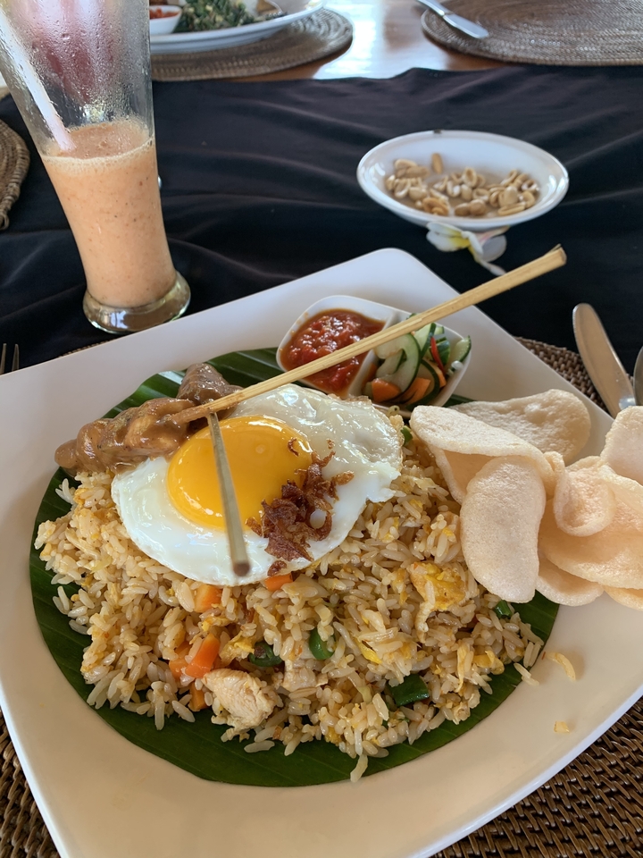 Plat indonésien traditionnel avec du riz et un œuf.