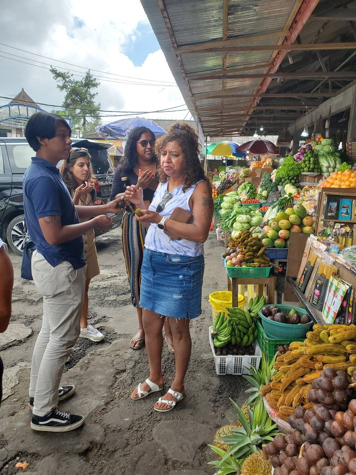 Des gens qui interagissent dans un marché aux fruits.