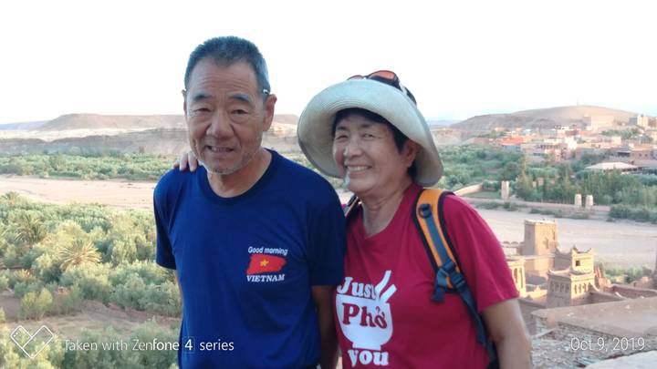 Elderly couple posing with a watermark.