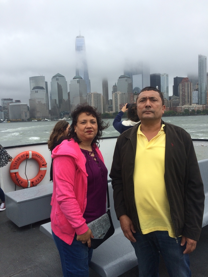 Couple sur un bateau avec un horizon urbain en arrière-plan.