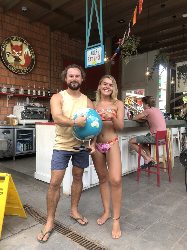 Deux personnes tenant un globe à l'intérieur.