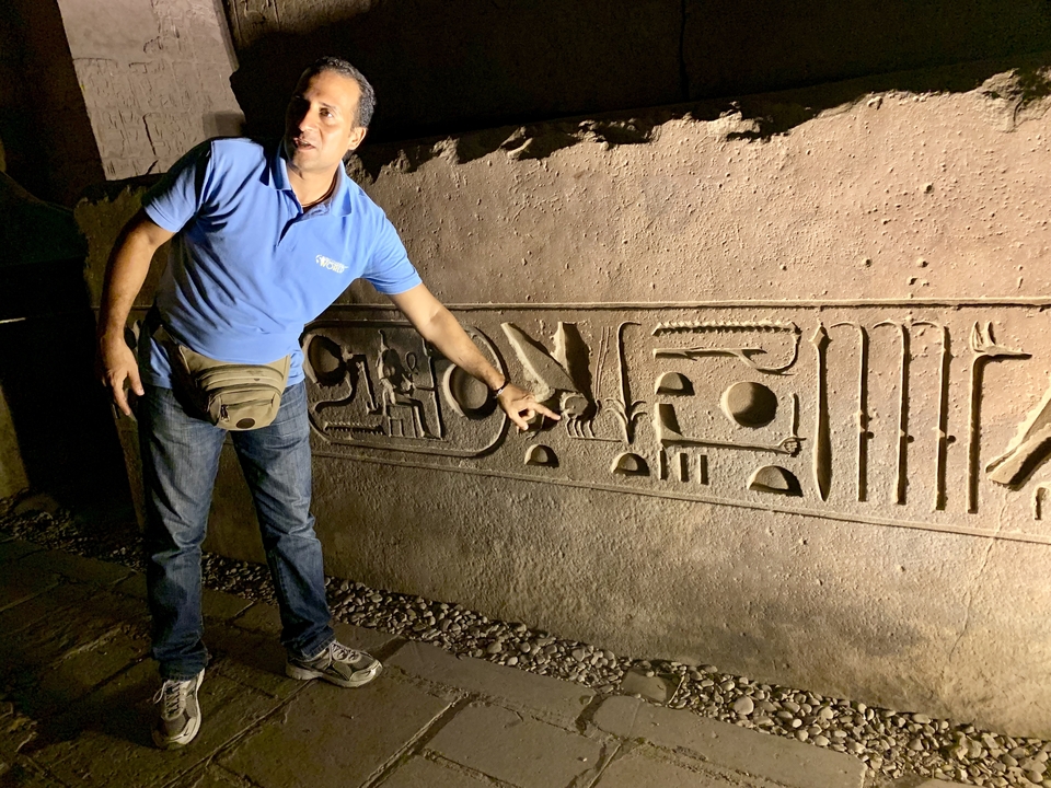 Guide expliquant les hiéroglyphes égyptiens.