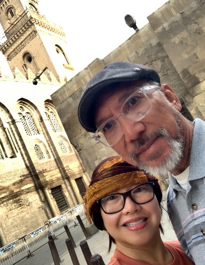 Gros plan d'un homme avec une architecture ancienne.