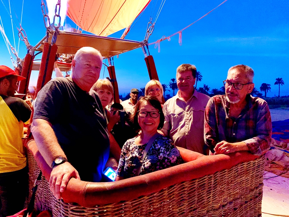 Groupe dans une nacelle de montgolfière.