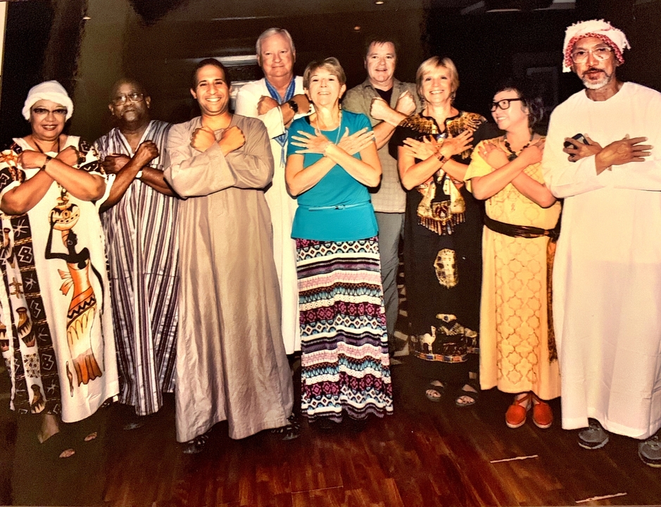 Groupe de personnes en tenue traditionnelle.