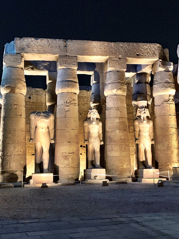 Statues illuminées à l'intérieur d'un temple.