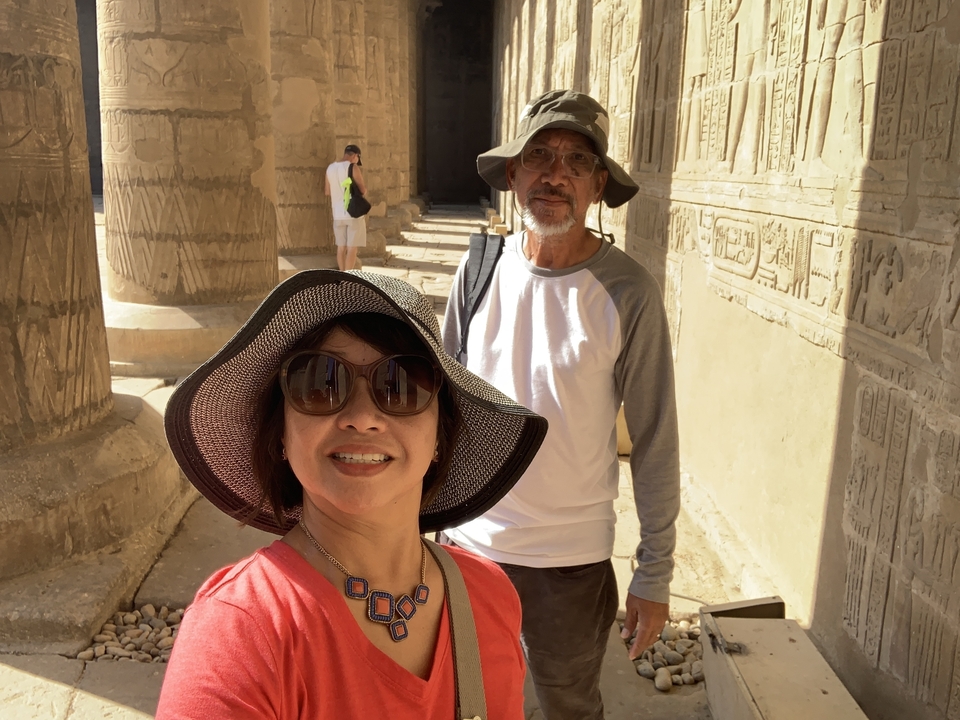 Couple posant dans les ruines d'un temple antique.