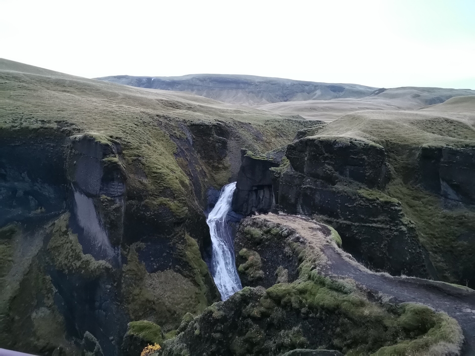 Cascade coulant à travers un canyon.