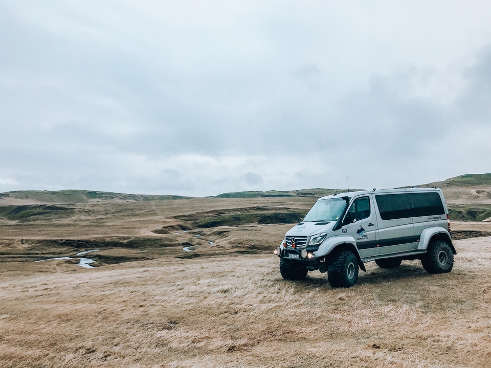Véhicule d'exploration dans un paysage islandais.