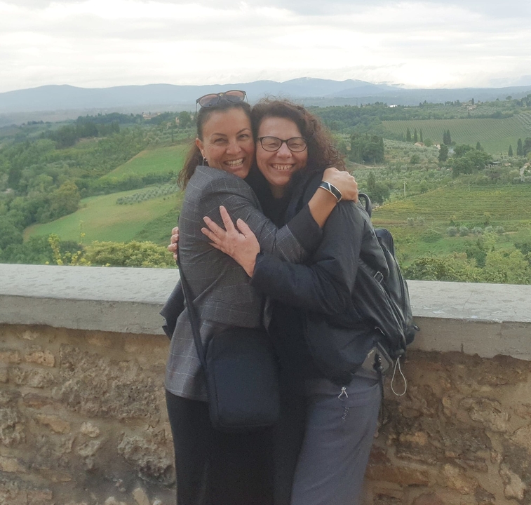 Deux personnes qui s'embrassent avec un beau paysage en arrière-plan.