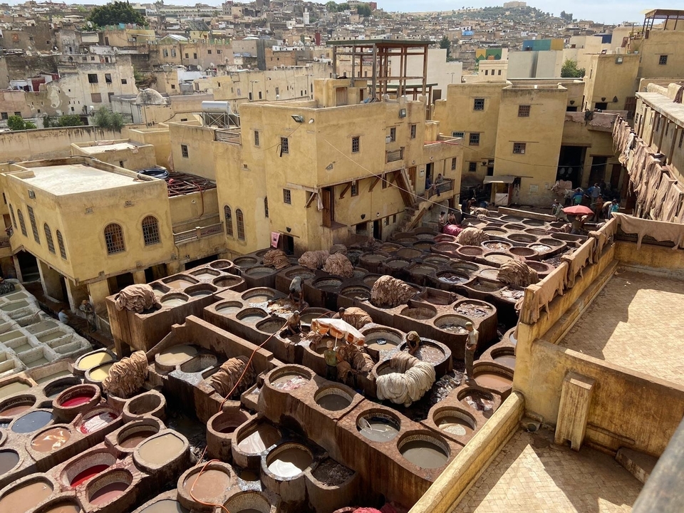 Tanneries de cuir avec de grandes cuves remplies de teintures colorées.