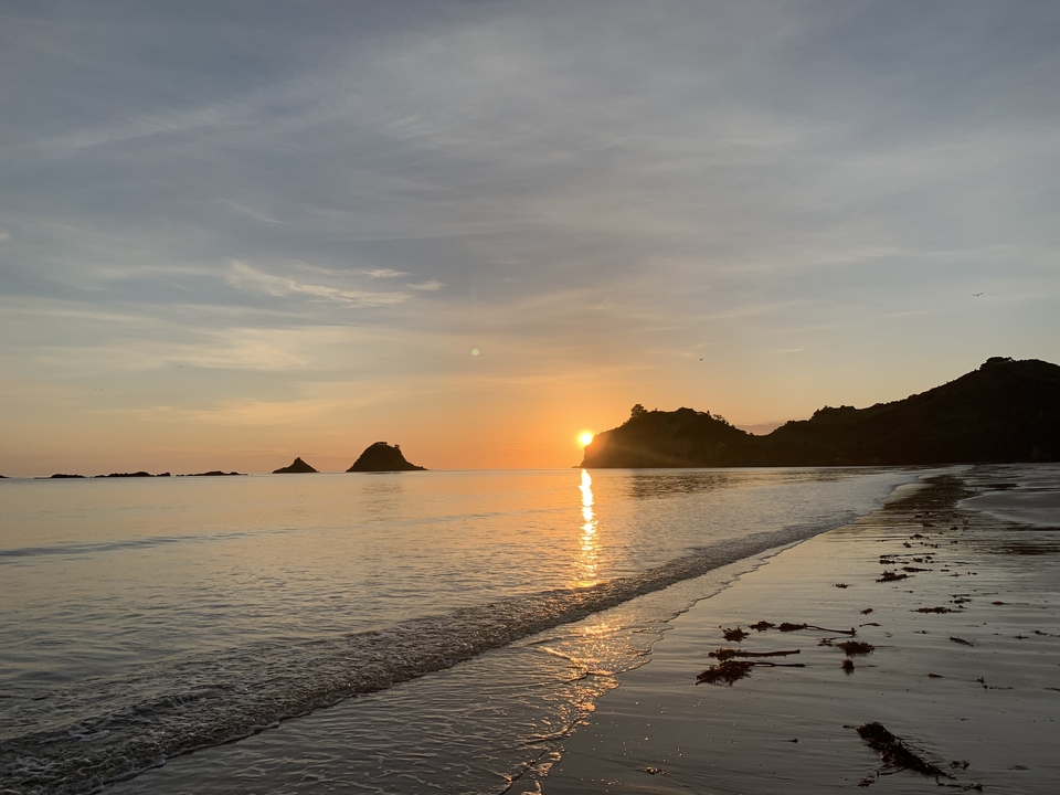 Magnifique coucher de soleil sur l'océan avec un reflet sur l'eau.