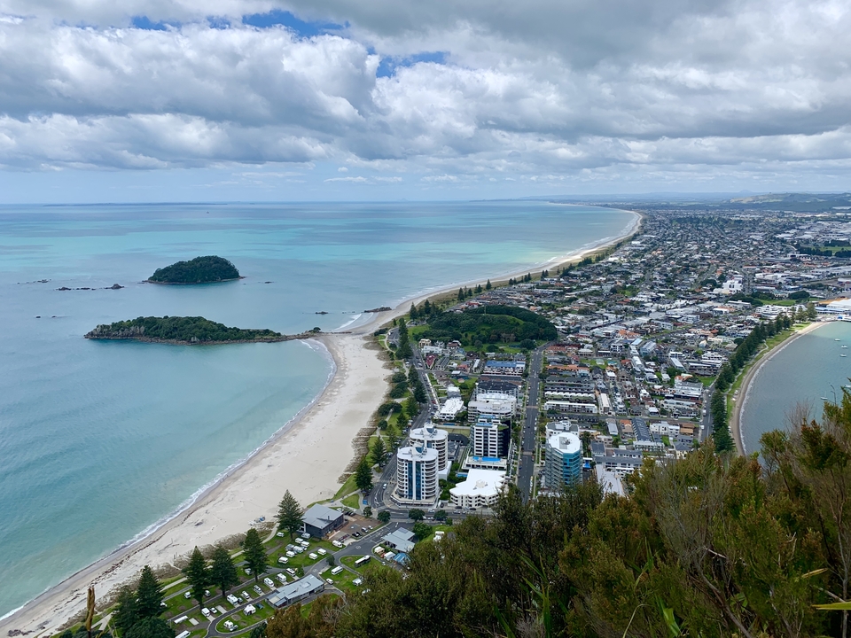 Vue d'une ville côtière avec des plages de sable et l'océan.
