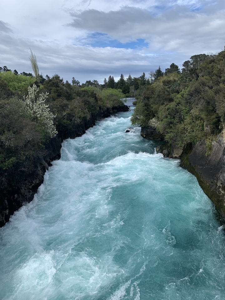 Rivière au débit rapide traversant une gorge entourée de verdure.