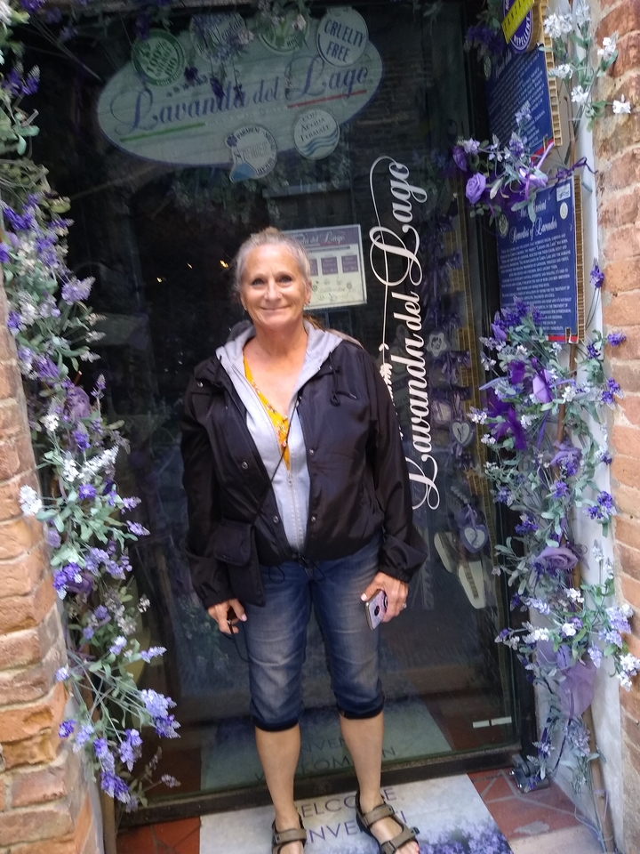 Femme debout devant un magasin à thème de lavande.