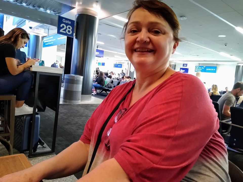 Femme assise dans un salon d'aéroport.