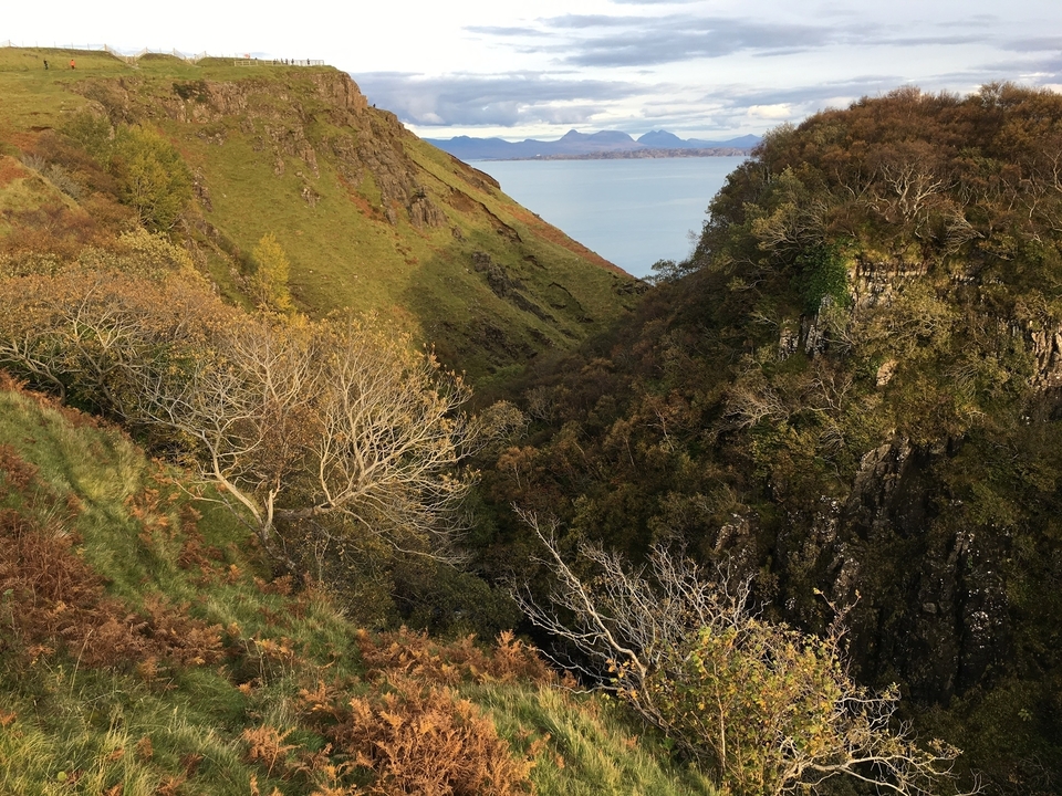 Végétation et falaises rocheuses avec vue sur l'eau.