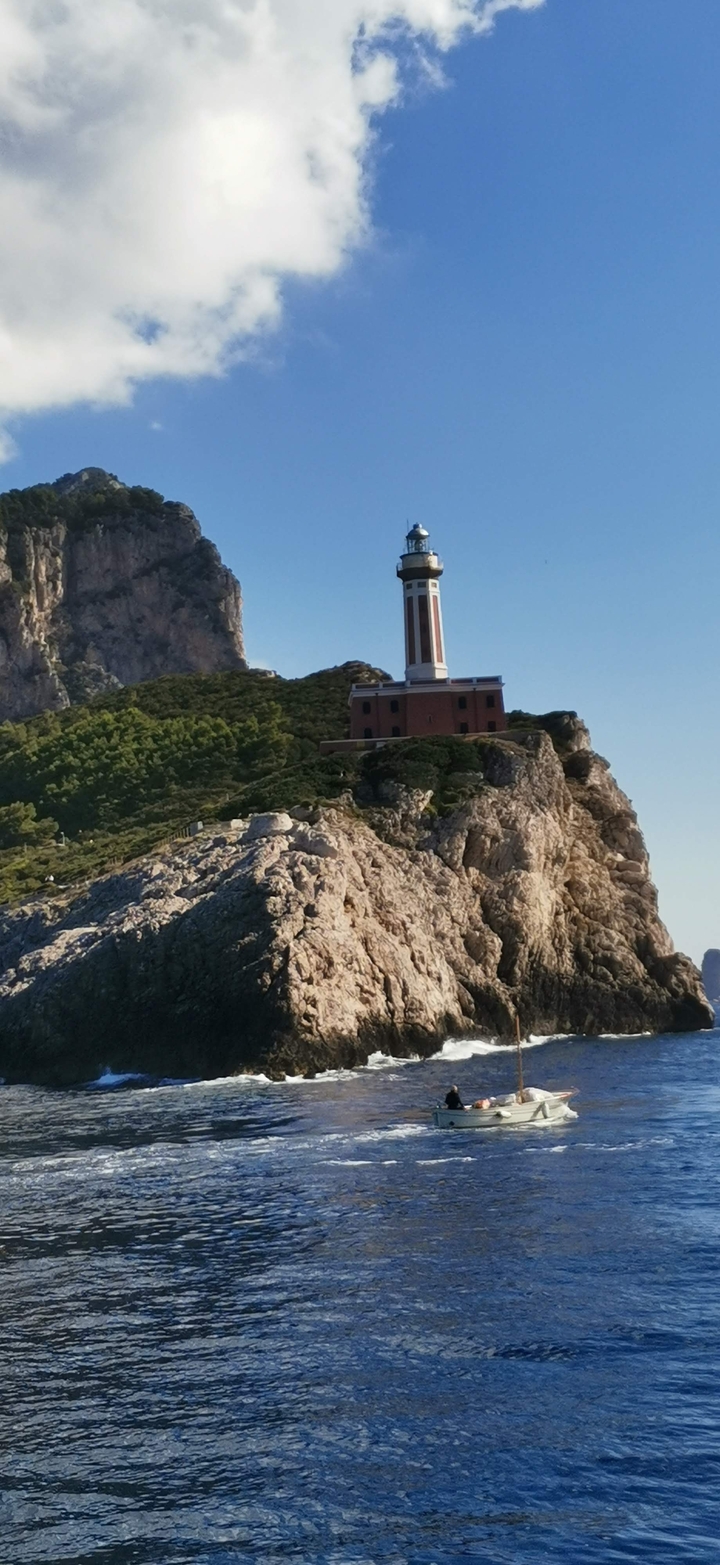 Phare du cap perché sur une falaise.