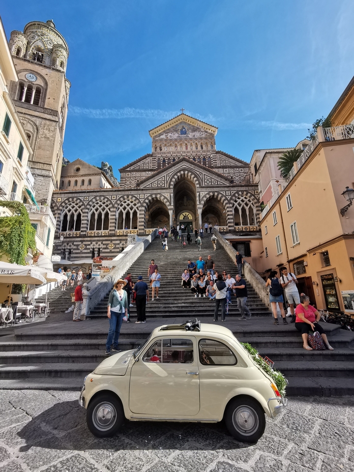 Cathédrale d'Amalfi avec des gens sur les marches.