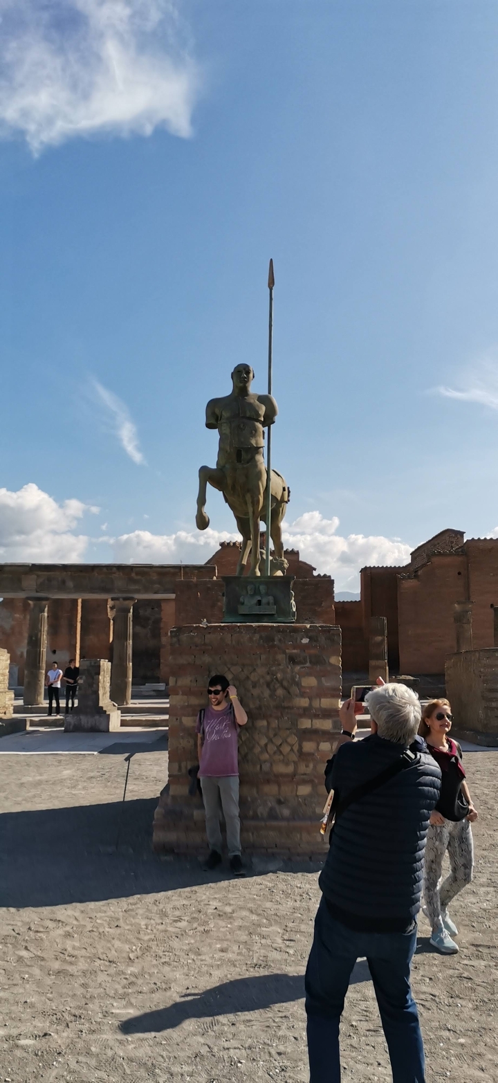 Statue équestre en bronze dans les ruines de Pompéi.