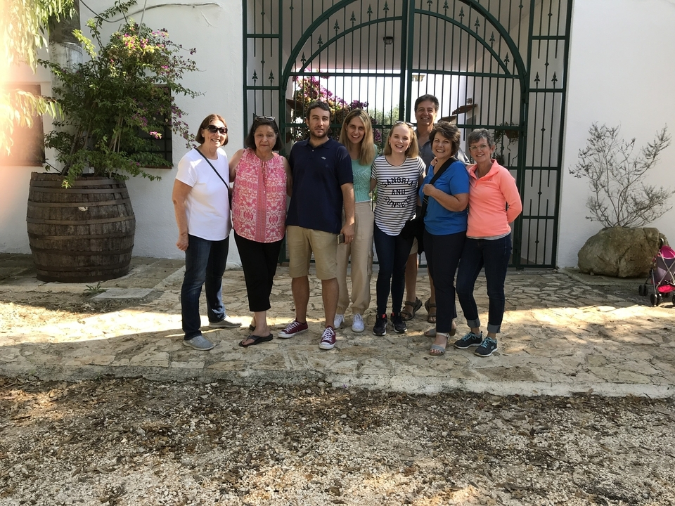 Un groupe d'amis posant pour une photo devant un portail