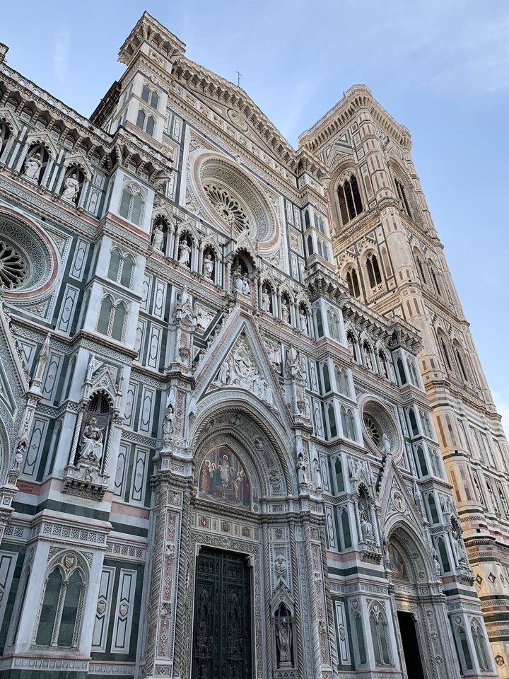 Façade ornementée de la cathédrale de Florence.