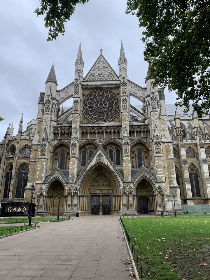 Façade d'une grande cathédrale gothique ornementée.