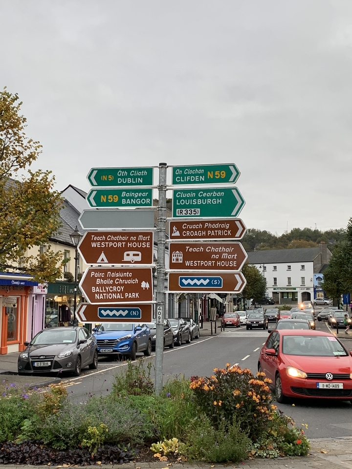 Panneaux de signalisation indiquant diverses destinations.